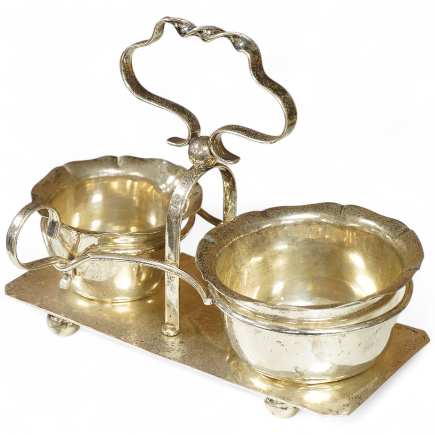 A sterling strawberry set on stand with ring handle, 19cm, 15.6oz.